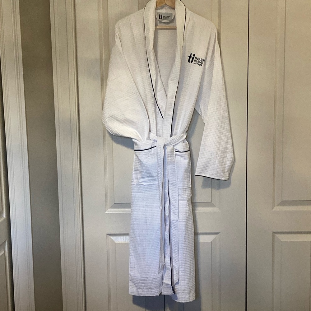 EUC Treasure Island white and navy full length bathrobe. One size. Unisex.